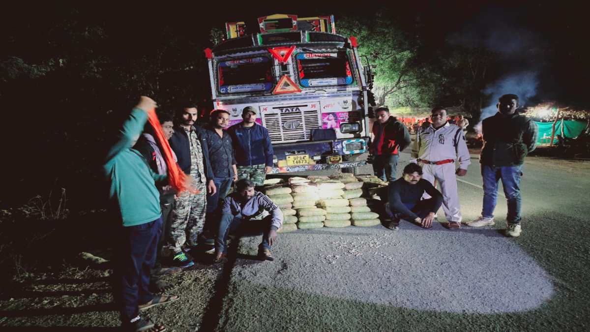 CG Crime: पुष्पा फिल्म की तर्ज पर गांजा तस्करी, 32 लाख से अधिक के गांजे के साथ दो अंतर्राज्यीय तस्कर गिरफ्तार…