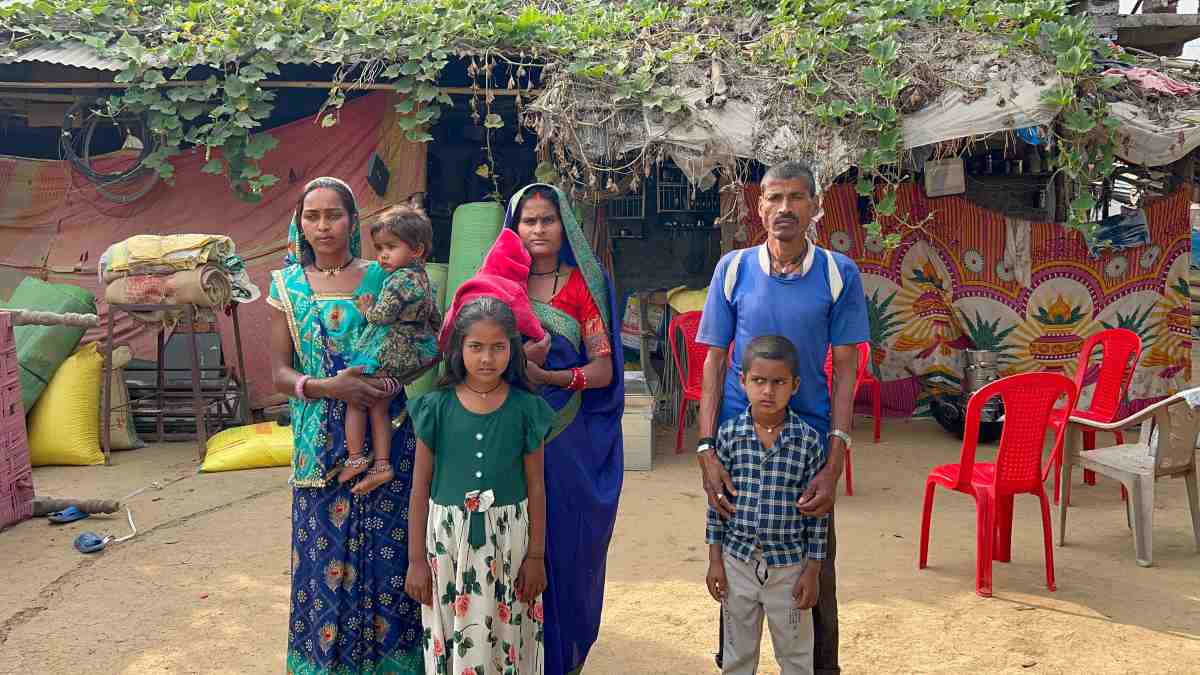 ASP के गनमैन के परिवार को गांव से बहिष्कृत कर किया हुक्का पानी बंद, जमीन विवाद पर गांव वालों के फैसले को मानने से किया था इनकार…