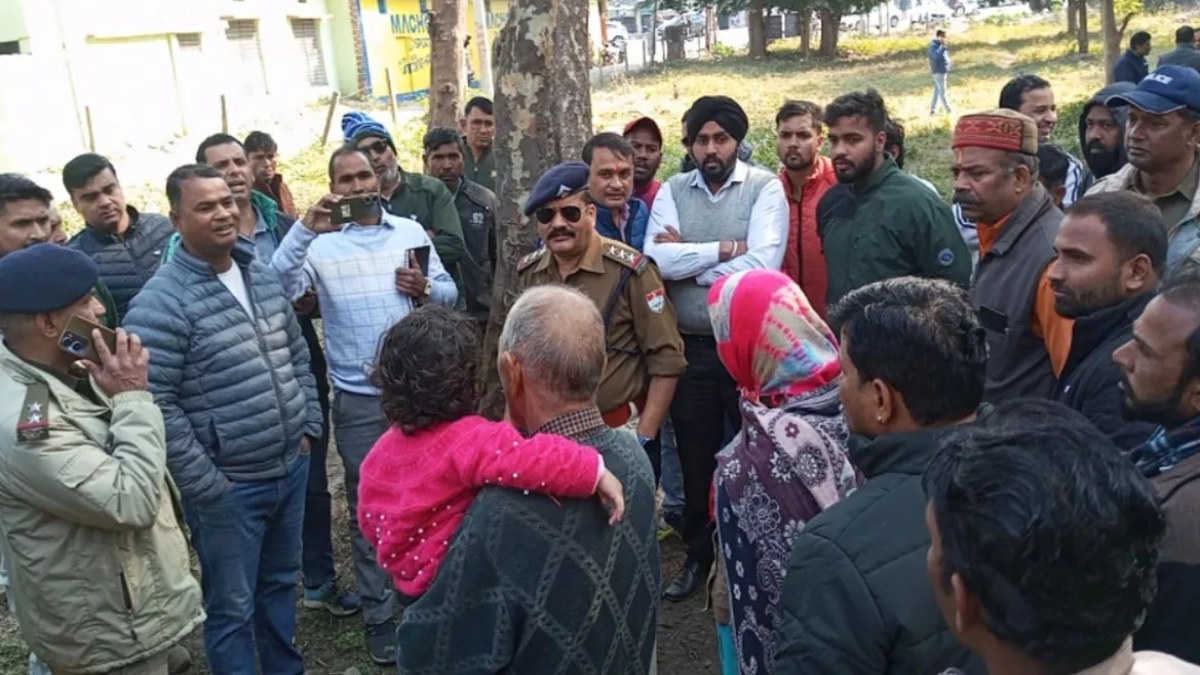 मदरसे के पास मिला गोवंशी का कटा सिर : हिंदू संगठनों ने किया जमकर हंगामा, बोले- दोषियों के खिलाफ कार्रवाई हो नहीं तो…
