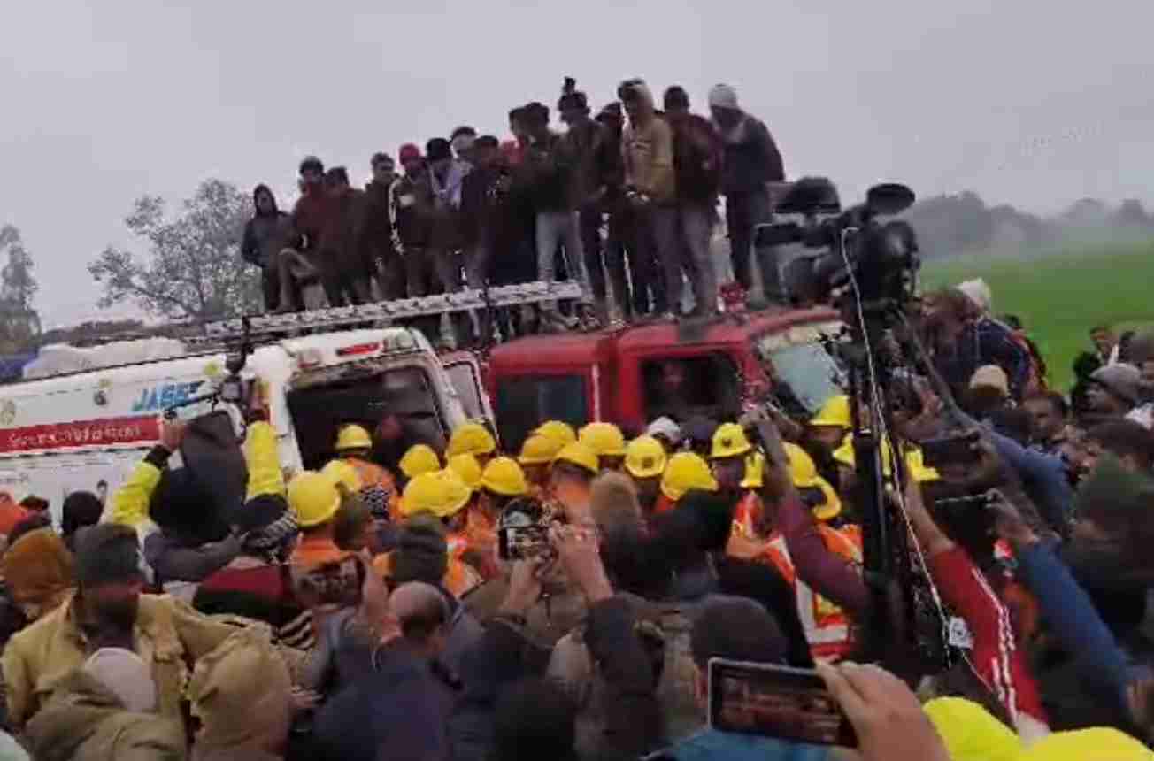 Guna Borewell Rescue Complete: गुना में बोरवेल में गिरे बच्चे को निकाला गया, अस्पताल के लिए हुए रवाना