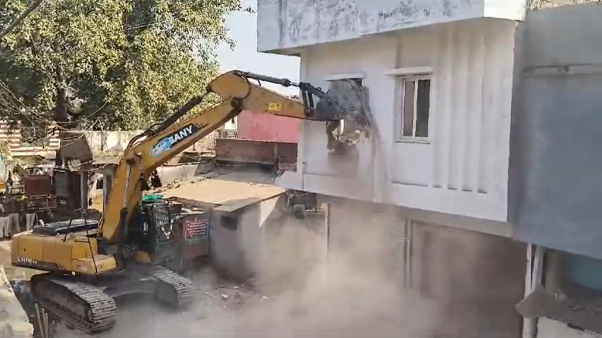 अतिक्रमण के खिलाफ ताबड़तोड़ कार्रवाईः नाले के ऊपर बने मकान को प्रशासन की टीम ने किया ध्वस्त