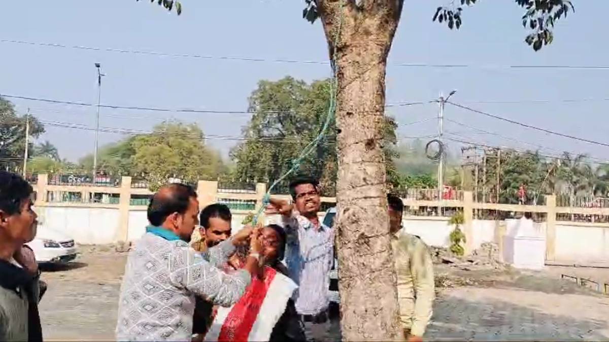 कलेक्टर जनसुनवाई में फिर आत्महत्या का प्रयासः पेड़ पर रस्सी बांधकर पीड़ित महिला ने गले में लगाया फंदा, 10 साल से शिकायत के बाद भी नहीं मिला न्याय