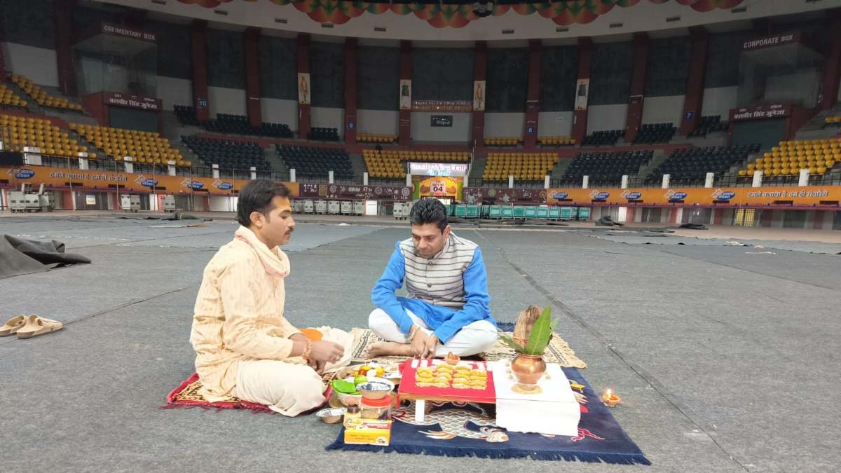 देसी टॉक कवि सम्मेलन 5.0: कवि सम्मेलन 2024 के सफल आयोजन के लिए हुई विधिवत पूजा-अर्चना, राजधानी में कल सजेगी कवियों की महफिल