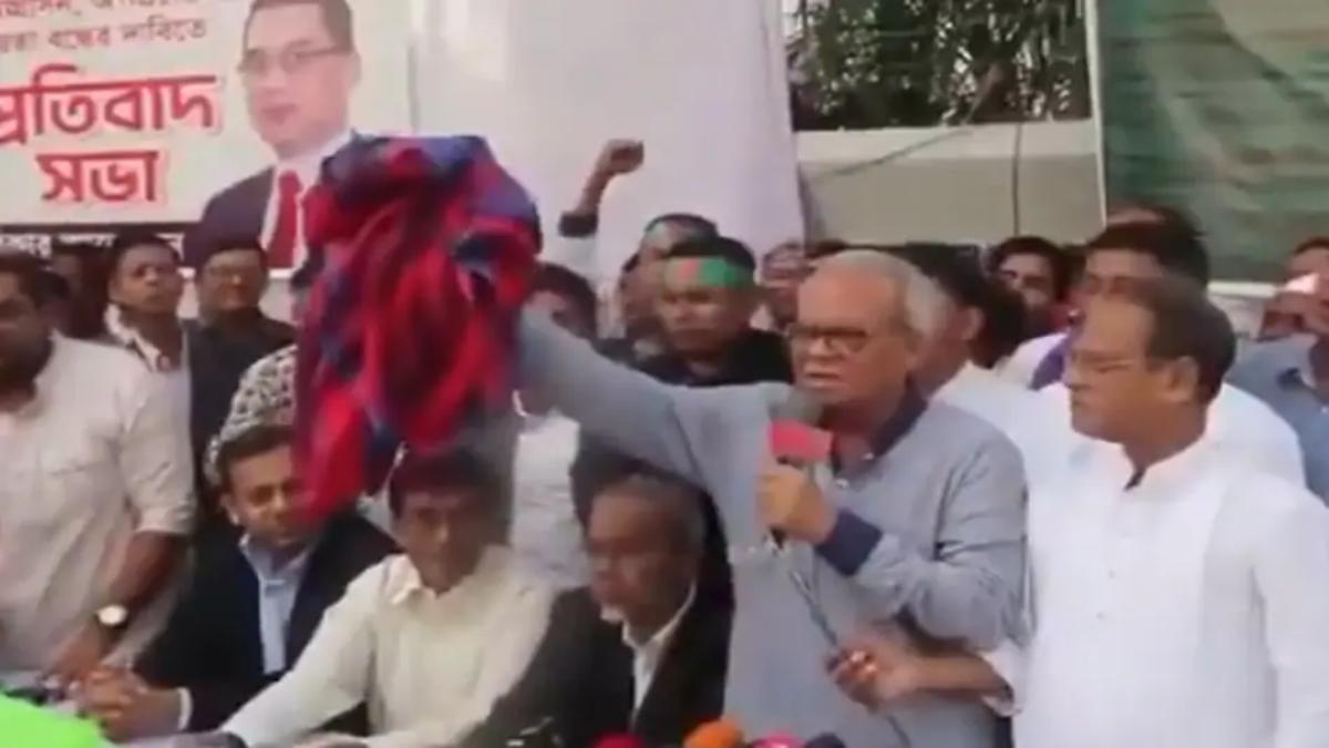 बांग्लादेशी नेता ने जलाई पत्नी की भारतीय साड़ी, बोले- इंडिया का करेंगे बॉयकॉट