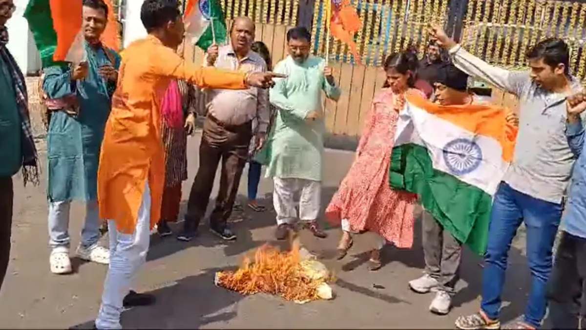 कोलकाता में जलाई गई ढाका की जामदानी साड़िया, बांग्लादेश की नफरत का भारत में दिया जा रहा ऐसा जवाब