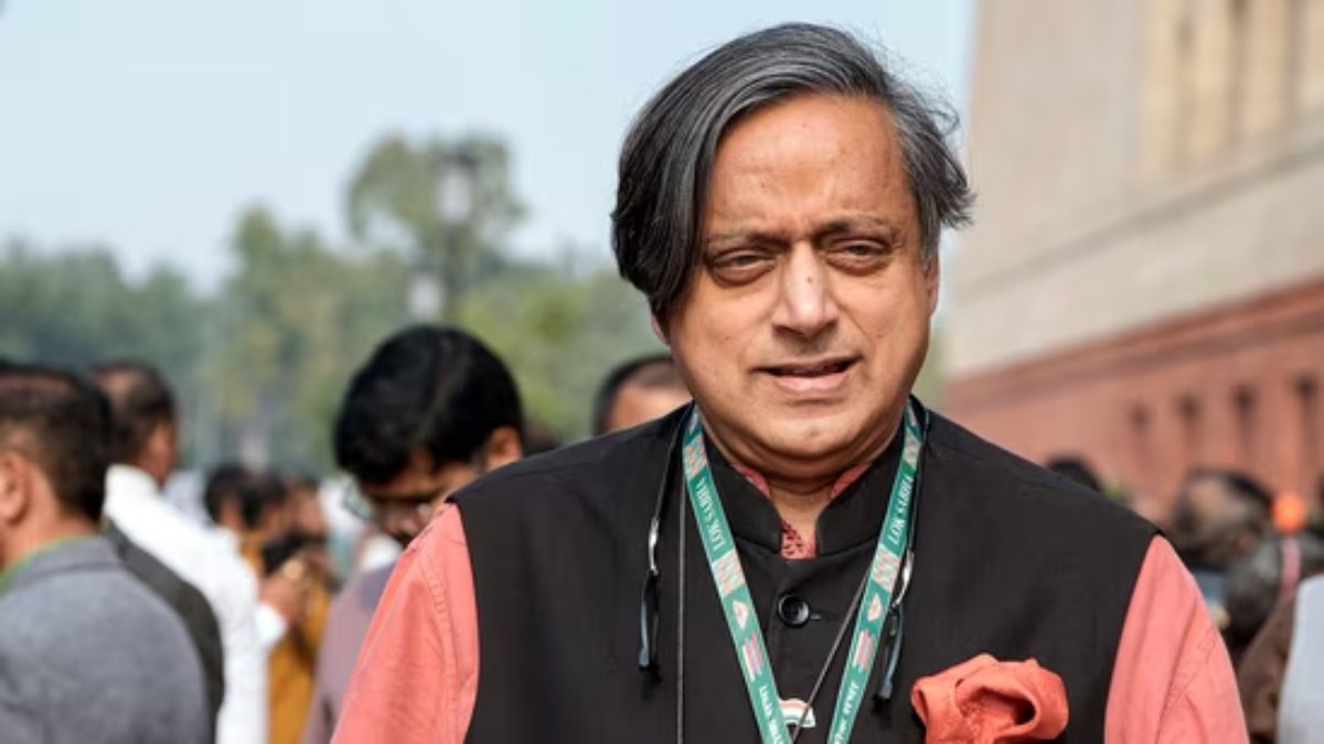 अंबेडकर विवाद पर शशि थरूर की बीजेपी-कांग्रेस को फटकार, बोले- बाबासाहेब की विरासत राजनीतिक युद्ध का मैदान बना