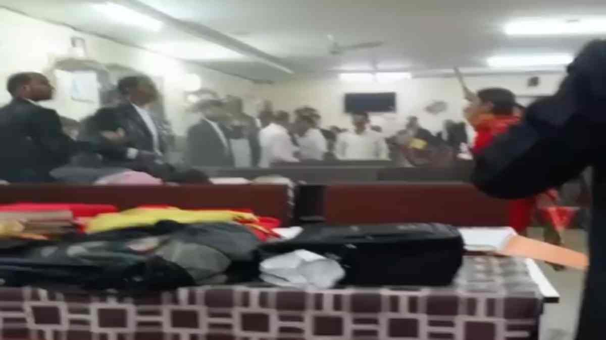 रायपुर कोर्ट में बवाल : महिला ने वकील पर फेंका चूना, डंडा दिखाकर दी धमकी, देखें VIDEO…