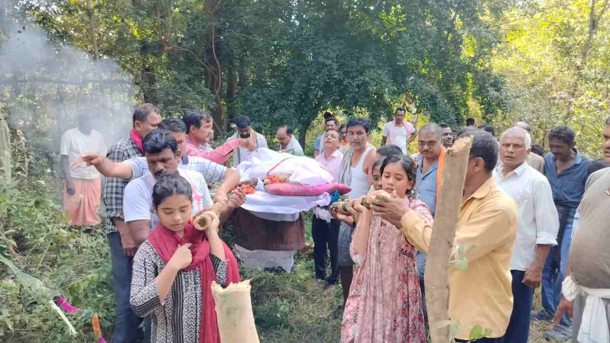 CG में बेटियों ने निभाया बेटे का फर्ज VIDEO : पिता की मौत के बाद बेटियाें ने दिया कंधा, मुक्तिधाम तक सफर तय कर दी मुखाग्नि