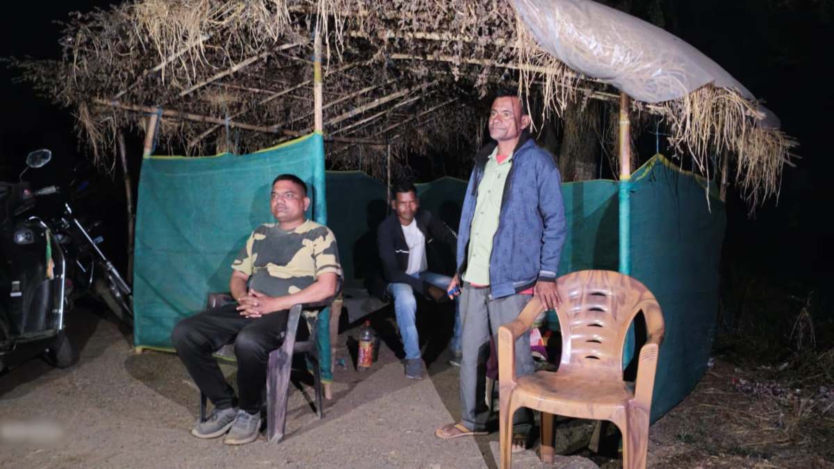 ओडिशा सीमा पर चेक पोस्टों की हालात दयनीय, होमगार्ड मोबाइल की रोशनी में कर रहे ड्यूटी…