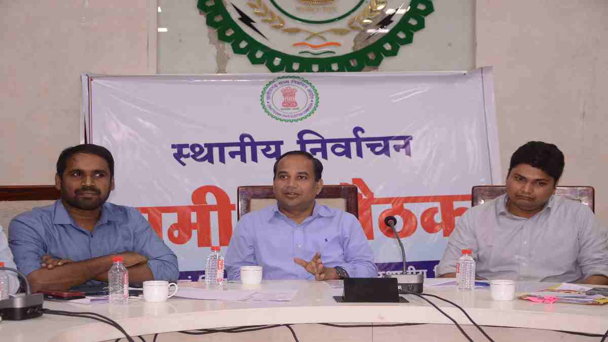 निकाय और पंचायत चुनाव की तैयारी : कलेक्टर ने अफसरों से कहा – पारदर्शिता और निष्पक्षता के साथ कराएं चुनाव, बूथों में बिजली, पानी समेत बुनियादी सुविधाएं करें सुनिश्चित