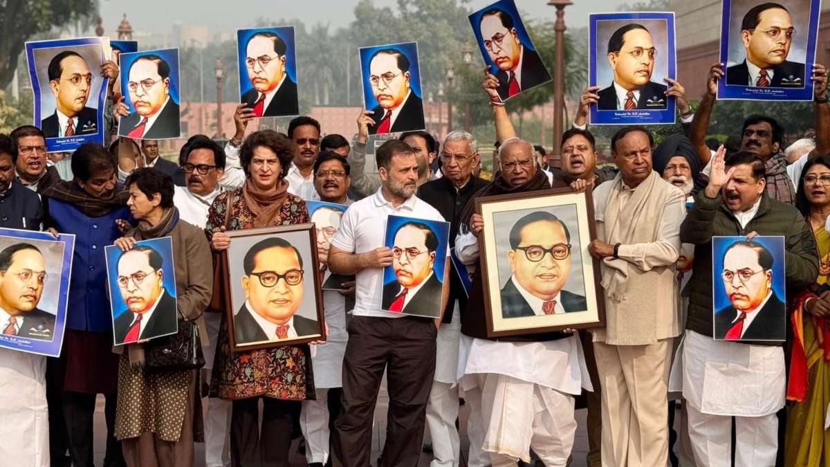 अमित शाह के बयान पर विपक्ष का हंगामा, सदन की कार्रवाई 2 बजे तक स्थगित, बाबा साहब की तस्वीर लेकर विपक्ष का प्रदर्शन
