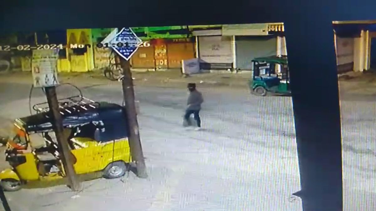 ऐसी भी चोरीः ऑटो की चोरी करने ई-रिक्शा से आए थे चोर, वारदात सीसीटीवी कैमरे में कैद