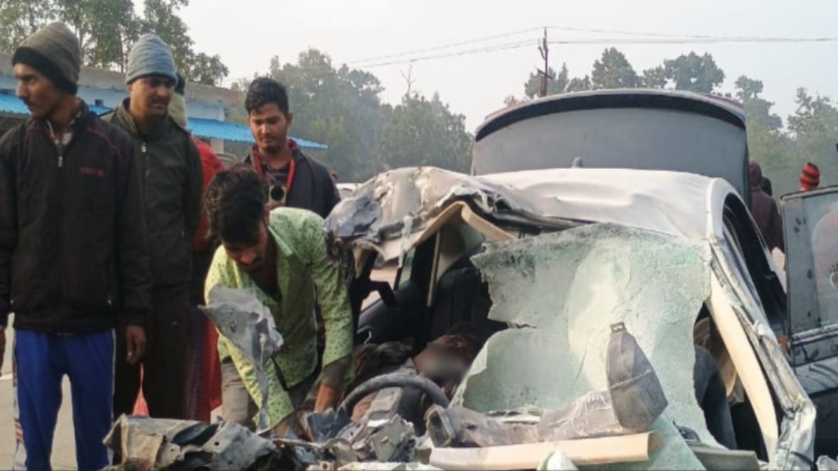 दर्दनाक सड़क हादसा: ट्रक और कार में आमने सामने की भिड़ंत, 4 लोगों ने मौके पर तोड़ा दम, 1 की हालत गंभीर, कटर मशीन से काटकर निकाले गए शव…