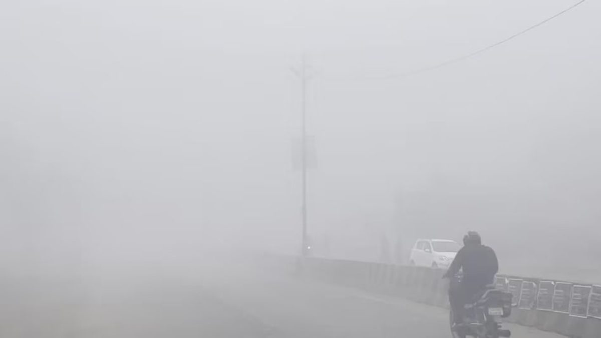 UP वालों स्वेटर और कंबल निकाल लो! शीतलहर के साथ कोहरा बरपाएगा कहर, इन जिलों में पड़ेगी कड़ाके की ठंड, हल्के में लिया तो…