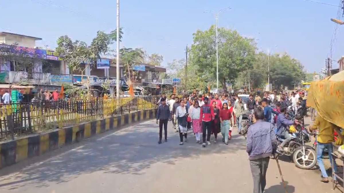 मनचले का महिलाओं ने निकाला जुलूस: लड़कियों से छेड़खानी करना पड़ा महंगा, VIDEO VIRAL