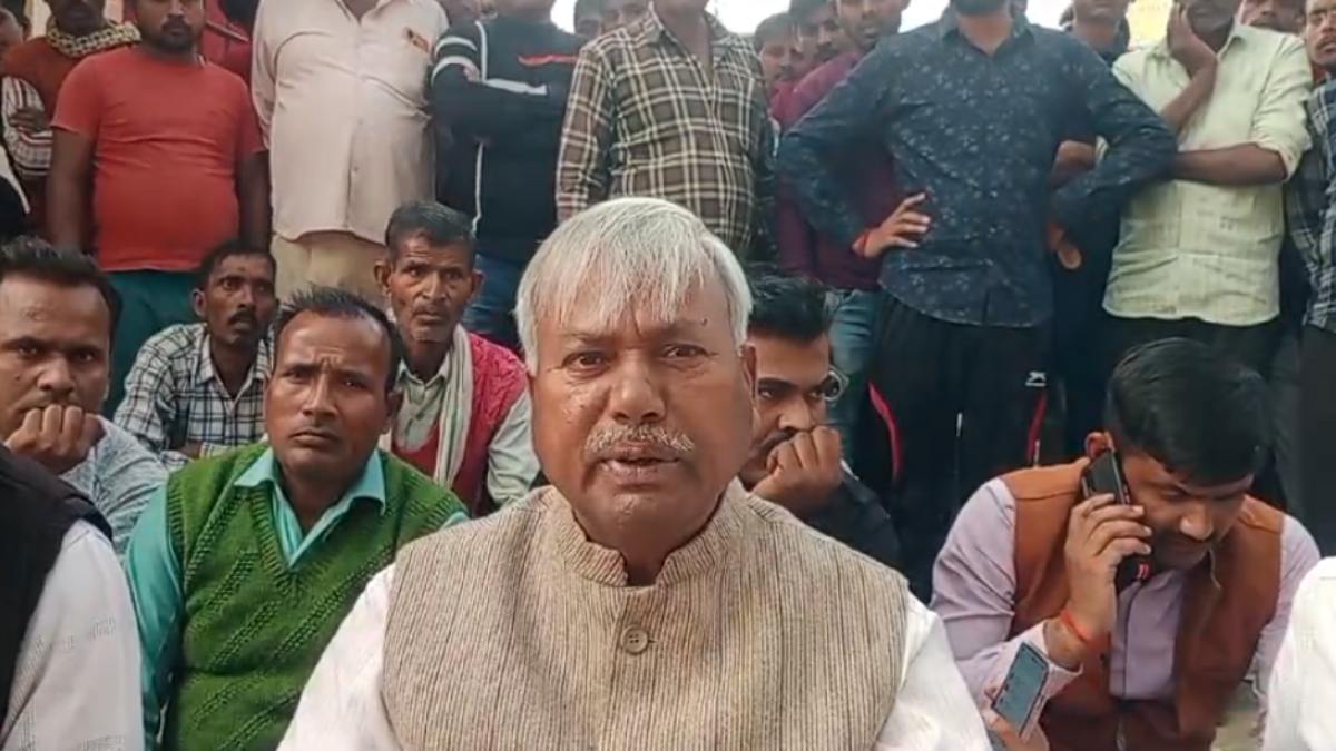 ये पुलिस थाना नहीं सपा कार्यालय है! पूर्व विधायक के भाई ने भाजपा कार्यकर्ता से की मारपीट, पुलिस ने पीड़ित को ही कर दिया अंदर, धरने पर बैठे पूर्व सांसद