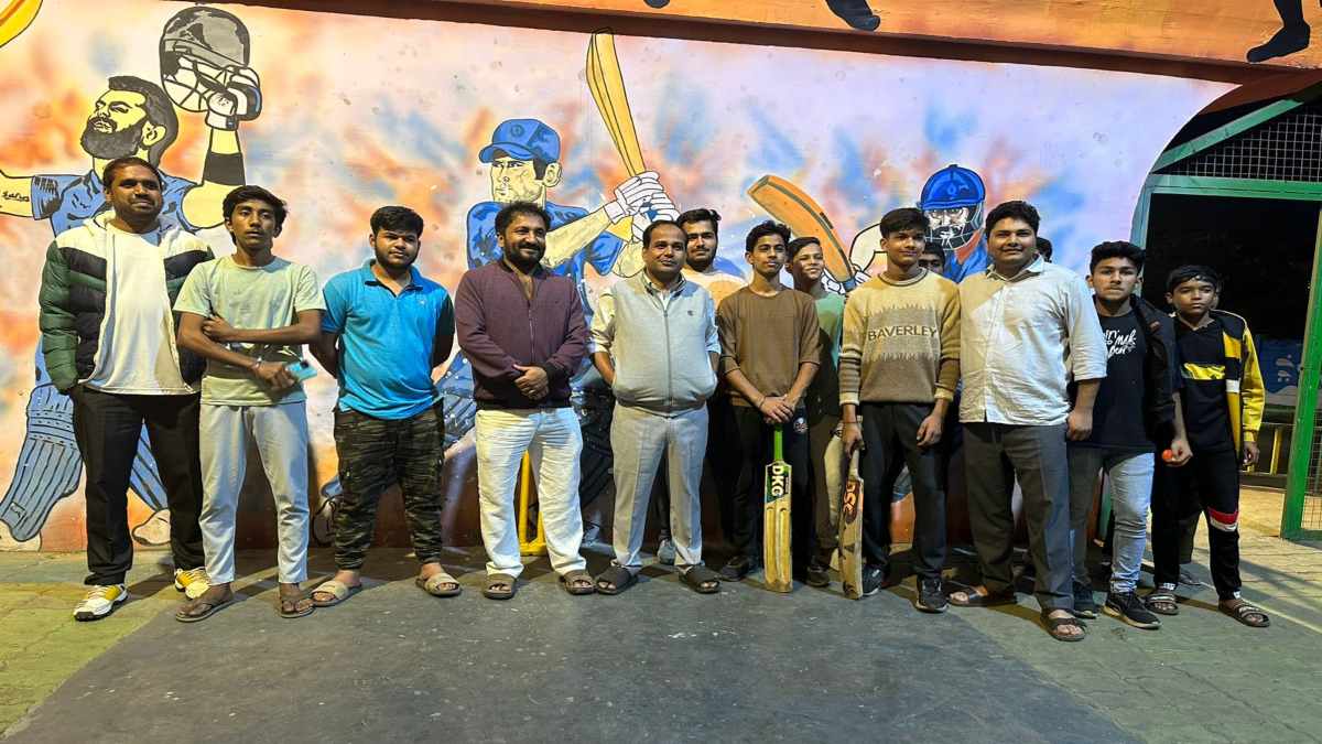 सुपर 30 के आनंद कुमार देर रात पहुंचे मल्टीपर्पस गेम जोन, युवाओं के साथ बल्ला थामकर खेला क्रिकेट