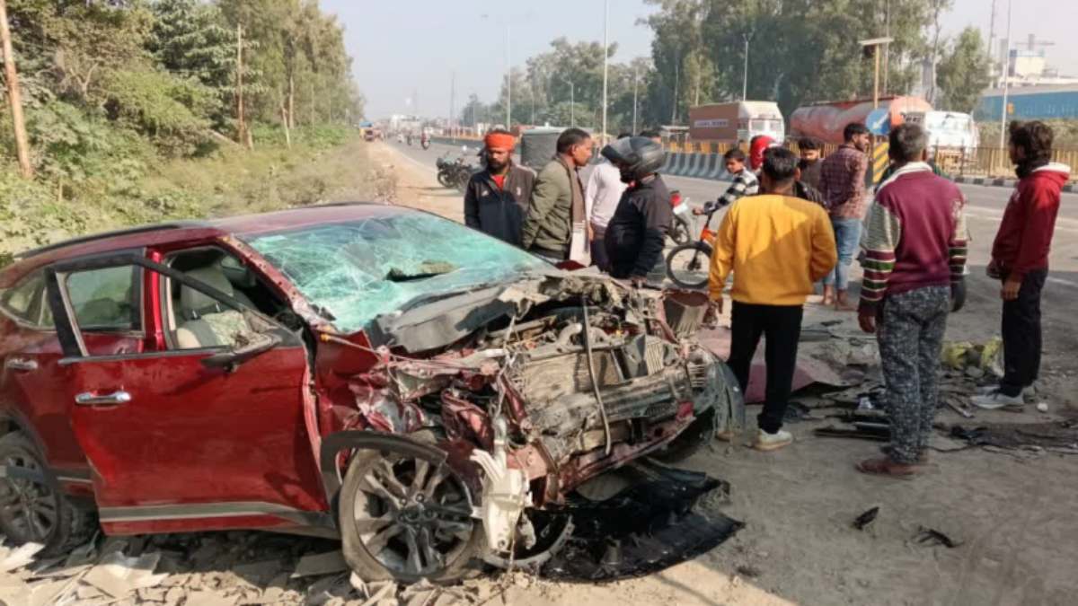 मौत बनकर खड़ी थी ट्रक: हाइवे पर पीछे से जा घुसी कार, हादसे में 2 लोगों की गई जान