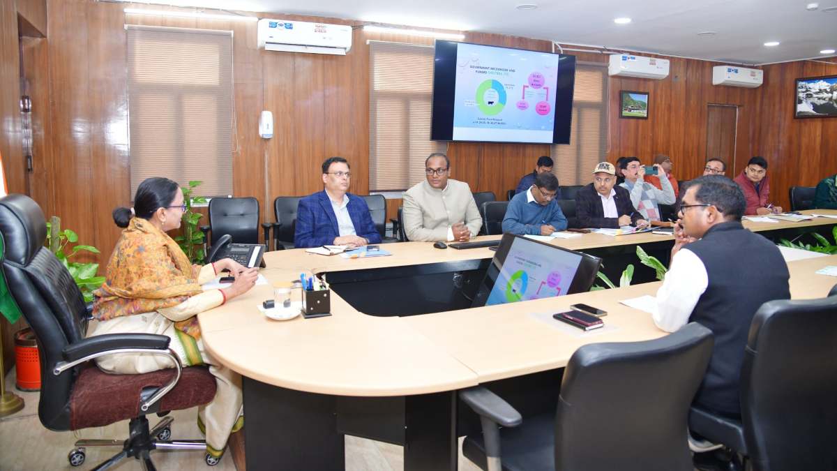 Uttarakhand: जल्द पूरा करना होगा गौ सदनों का काम, CS राधा रतूड़ी ने गोसेवक योजना को बताया महत्वपूर्ण