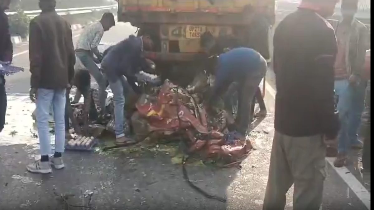 ट्रक और डीसीएम में भिड़ंत: फिर बीच सड़क पर लोगों में मची अंडे लूटने की होड़, देखें VIDEO