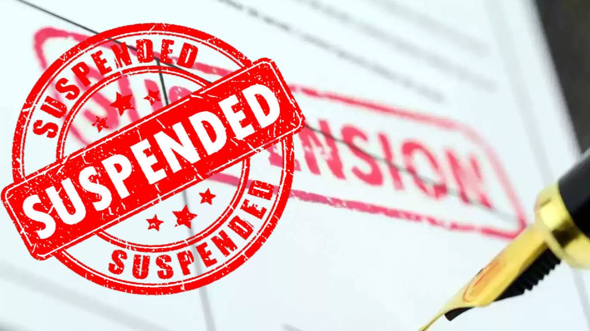 सपा नेताओं को आरोपियों से मिलाना पड़ा महंगा, जेलर और डिप्टी जेलर की हो गई छुट्टी, अधीक्षक पर भी लटकी तलवार