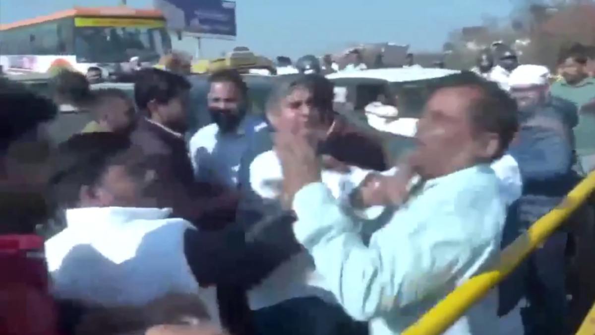 सड़क पर उतरे कांग्रेस के गुंडे: राहुल और प्रियंका के लगे मुर्दाबाद के नारे, गुस्साए नेताओं-कार्यकर्ताओं ने लोगों को जमकर पीटा, तो ऐसे खुलेगी ‘मोहब्बत की दुकान’?