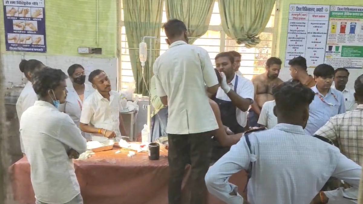 शिक्षा के मंदिर में खूनी खेल, छात्र ने शिक्षकों पर किया चाकू से ताबड़तोड़ हमला, स्कूल परिसर में मचा हड़कंप