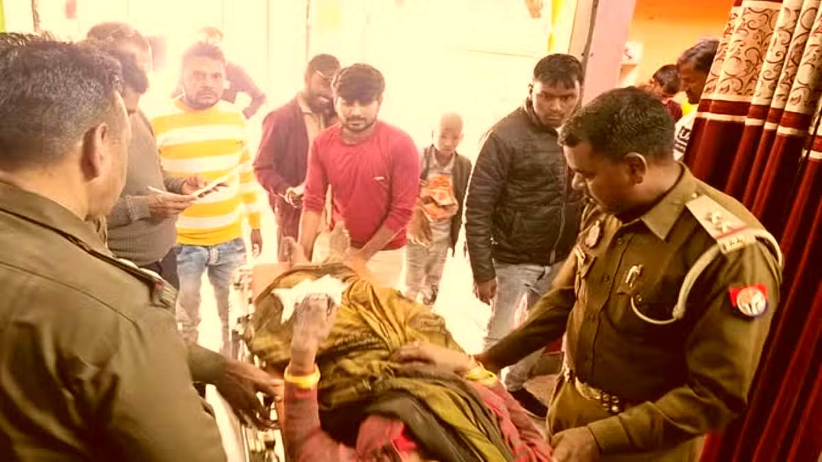 सड़क पर मौत से आमना-सामनाः बाइक सवार को बचाने के चक्कर में पलटी पिकअप, मची चीख-पुकार, 14 लोग…