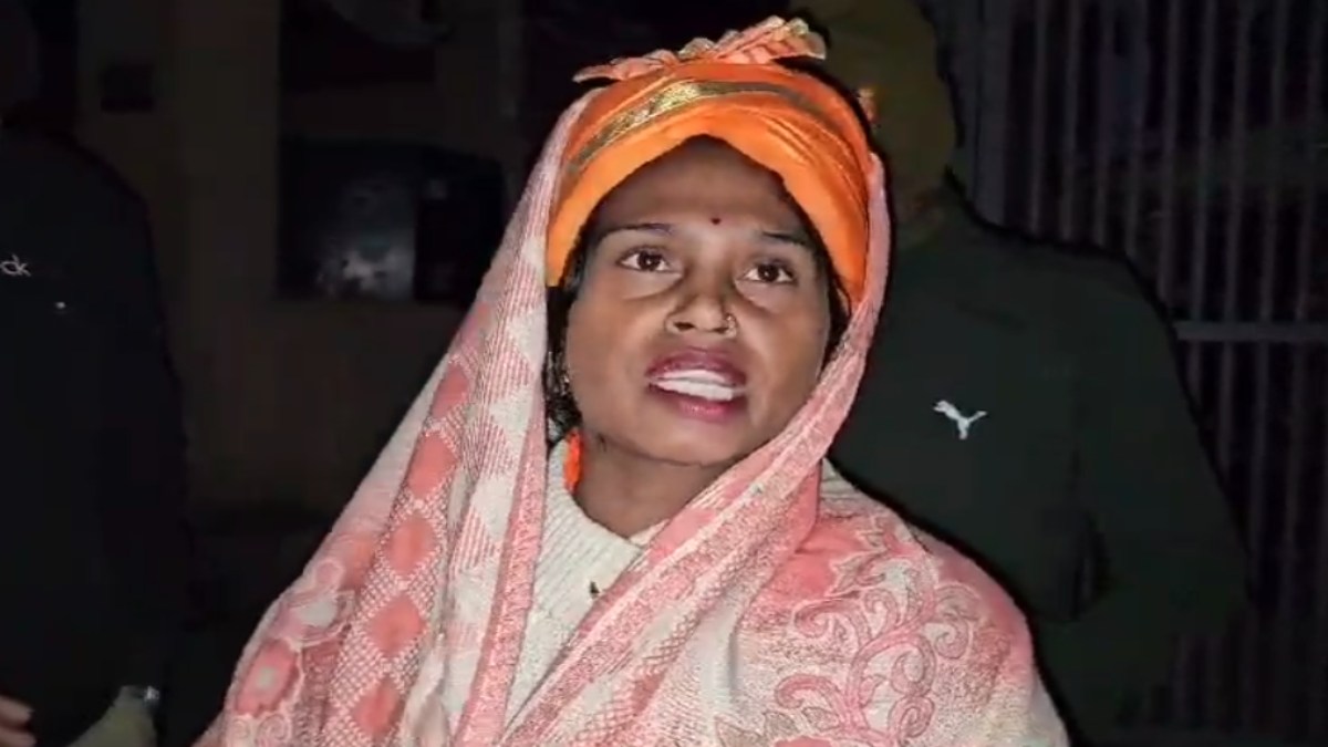 मथुरा की शाही ईदगाह पर ठाकुर जी का अभिषेक करने पहुंची हिंदू महासभा की अध्यक्ष, कहा- जो चीज हिंदुओं की है उसे हिंदुओं को दिया जाए