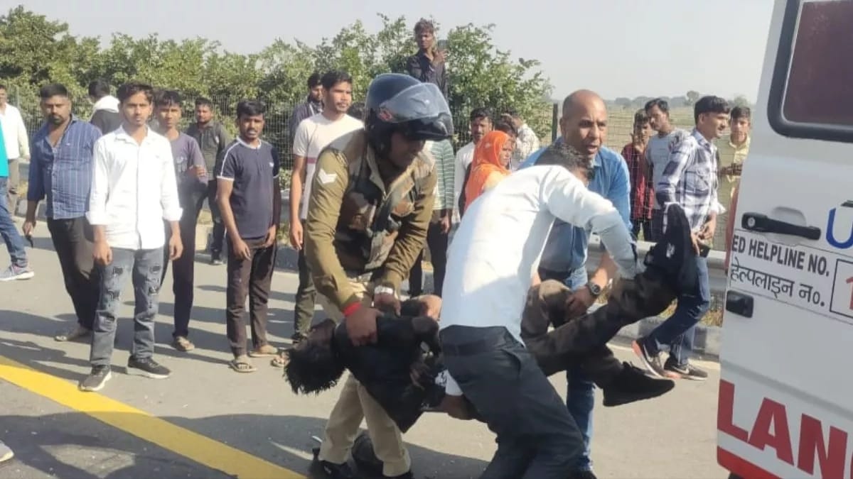 एक्सप्रेस वे पर भीषण सड़क हादसा : सवारियों से भरी स्लीपर बस टैंकर से टकराई, 7 यात्रियों की मौत, 40 घायल