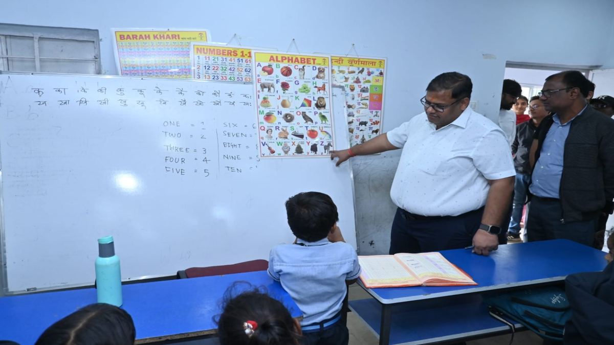 वनांचल क्षेत्र के गांव में औचक निरीक्षण पर पहुंचे कलेक्टर, कक्षा पांचवी के छात्र ने सुनाया फर्राटेदार पहाड़ा, DM हुए गदगद