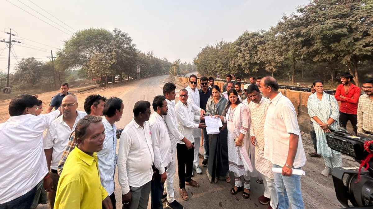 PWD विभाग के निर्माण कार्य पर ग्रामीणों का फूटा आक्रोश, ग्रामवासियों को मिला कांग्रेस का समर्थन, क्षेत्रीय विधायक ने दिया समस्या के निराकरण का आश्वासन
