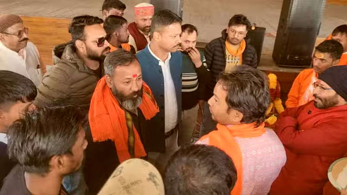 ‘ऐसा करना गलता है!’ बड़ी संख्या में घर में एकत्रित होकर नमाज पढ़ने पर मचा बवाल, बजरंग दल और विहिप ने फिर…