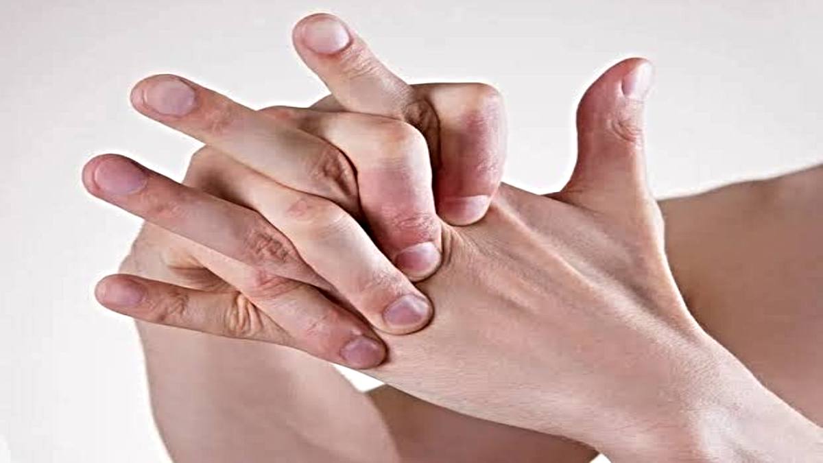 Health Tips: क्या आपको भी है बार-बार उंग​लियां चट-चट करने की आदत? सुकून देने वाली ये आदत….