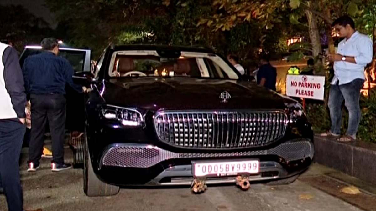 CBI Raid: सीबीआई की बड़ी कार्रवाई, अधिकारियों ने लग्जरी कार से जब्त किए 10 लाख रुपये…