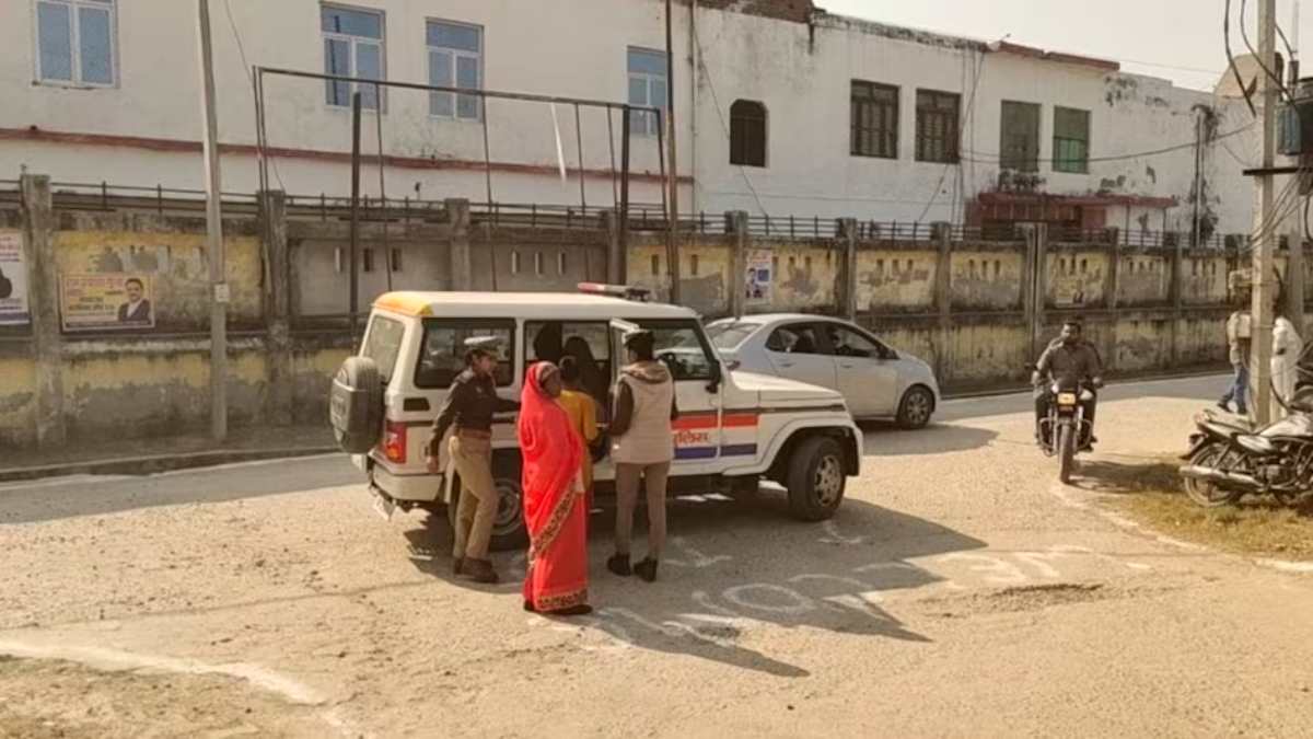 DM साहब जरा दबंगों पर भी बल दिखाइए न! शिकायत करने पर भड़क उठे जिलाधिकारी, मां-बेटी को भिजवा दिया जेल, जानिए आखिर क्यों किया ऐसा…