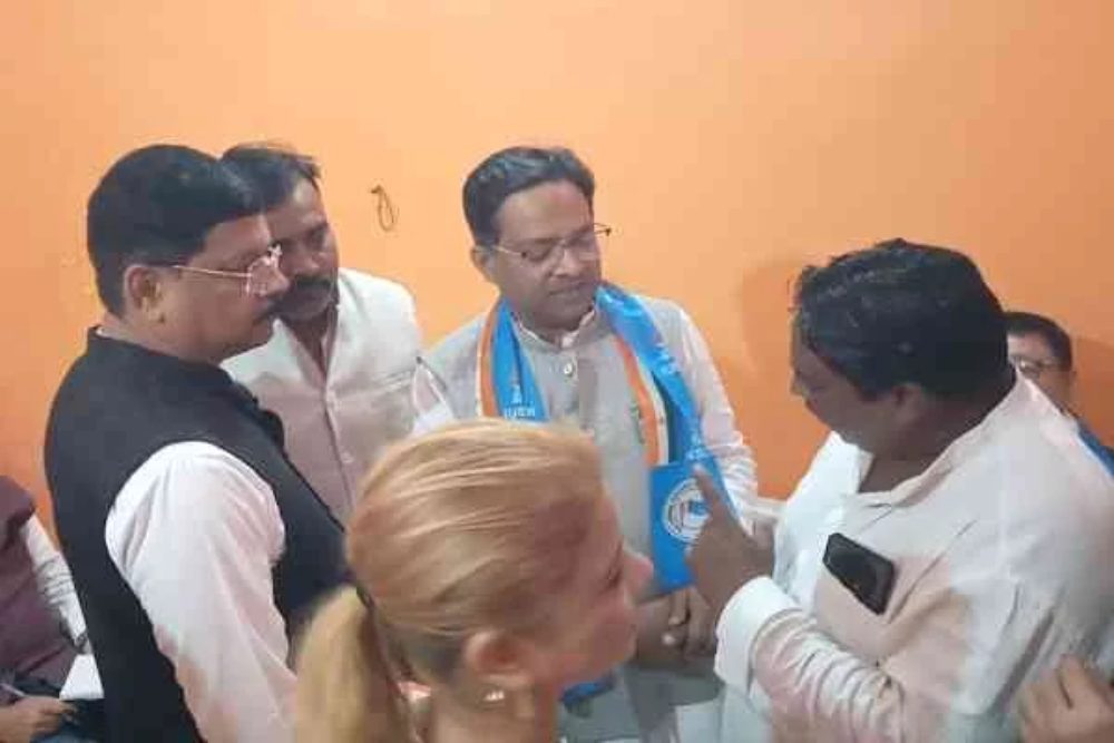 कांग्रेस की बैठक में जमकर चले लात-घूंसेः हार पर समीक्षा कर रहे थे लेकिन खुद ही उलझ पड़े 2 पदाधिकारी, CCTV में कैद हुई घटना