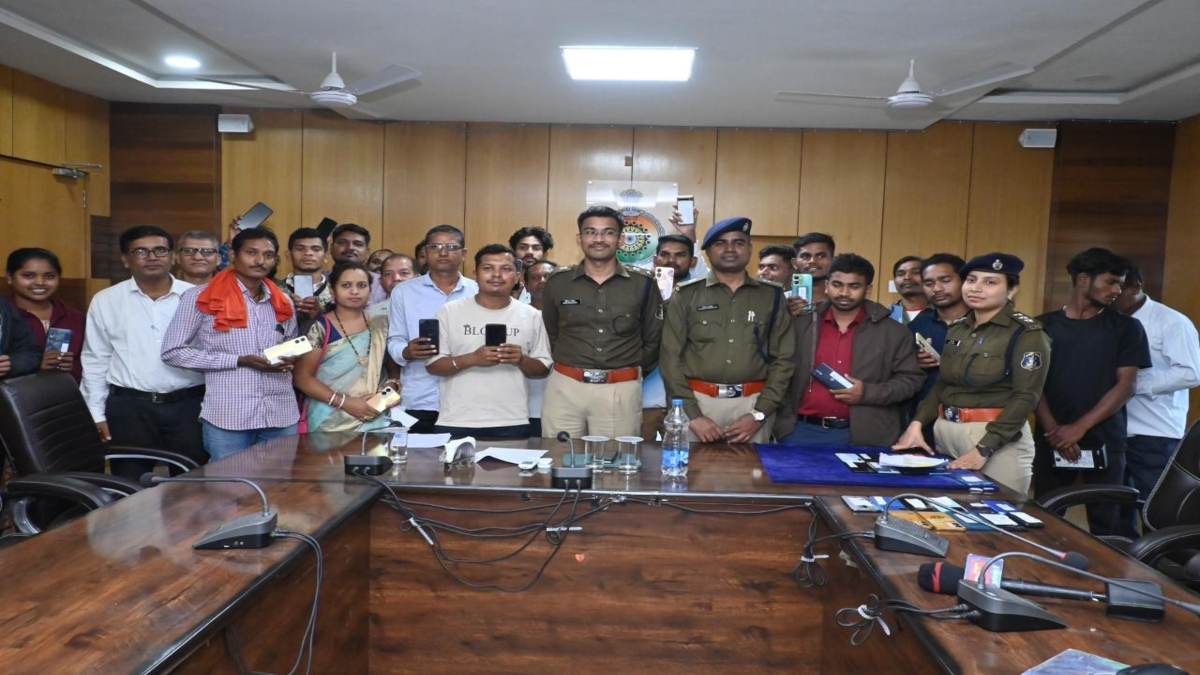 पुलिस की सराहनीय पहल: गुम हुए मोबाइल फोन बरामद कर मालिकों को सौंपा, पुलिस कर्मियों को ‘कॉप ऑफ द मंथ’ से किया गया सम्मानित