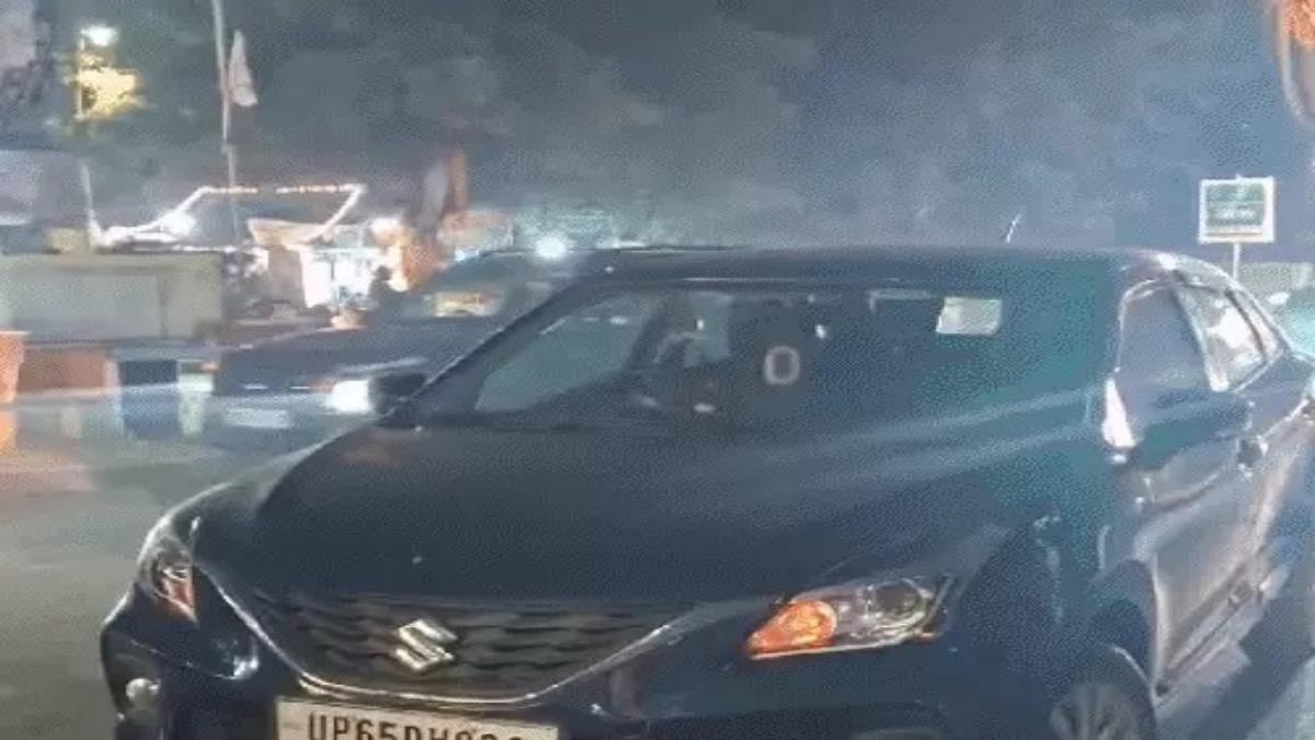 वाह रे यूपी पुलिस! बीच सड़क महिला काटती रही बवाल,  युवक पर बरसाईं गालियां, छीनी कार की चाबी, मूकदर्शक बने रहे कानून के रखवाले