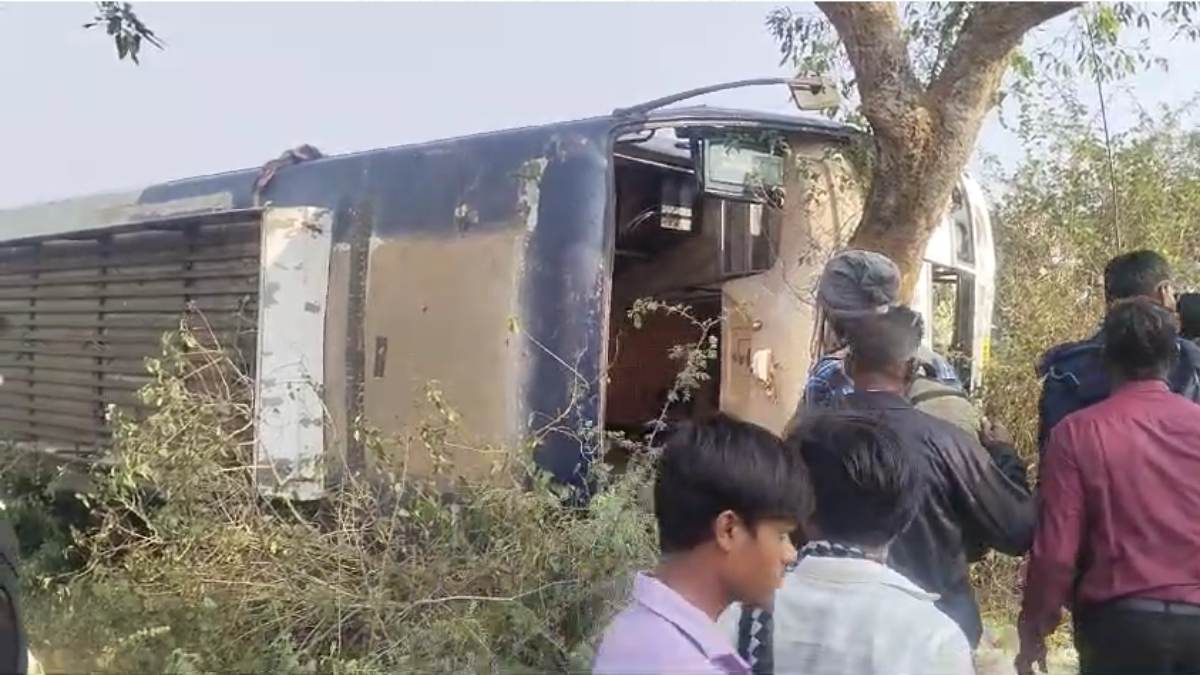 CG Breaking : रायपुर से जगदलपुर जा रही बस पलटी, 3 लोग घायल, यात्रियों में हड़कंप