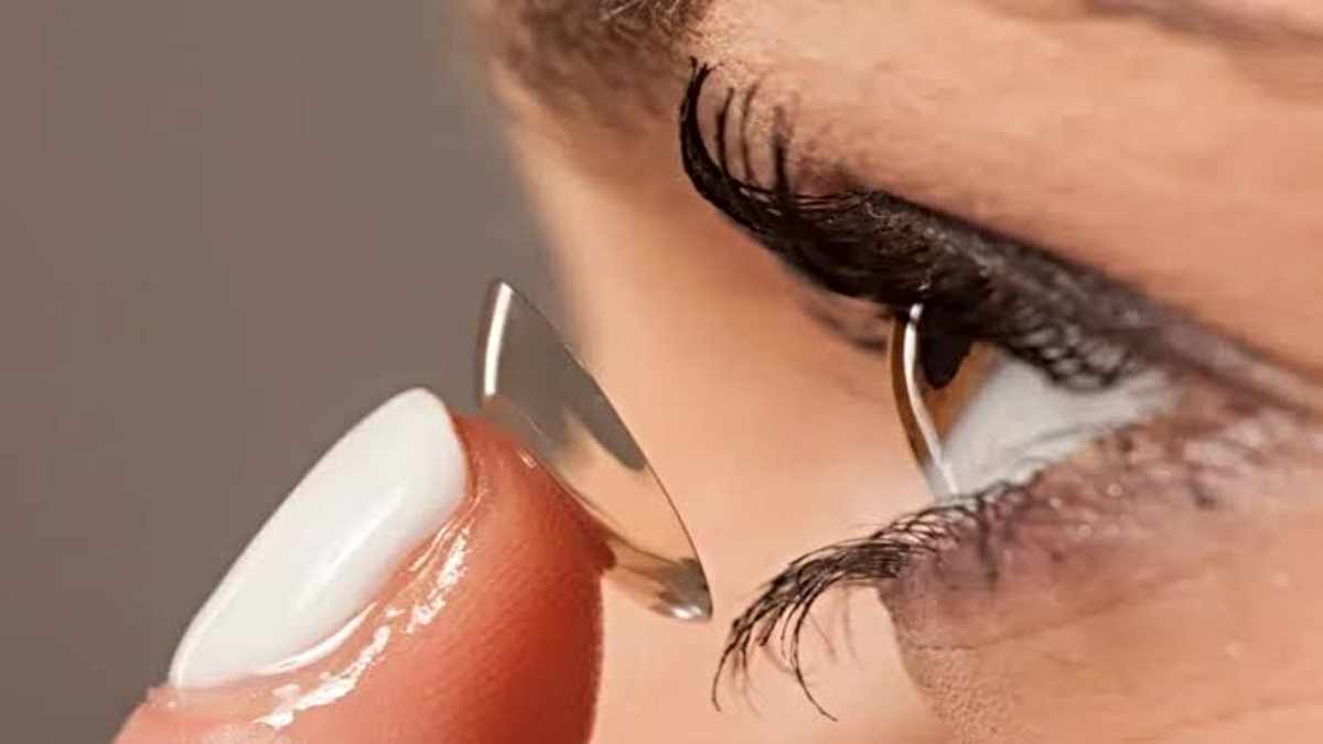 Contact Lenses: अगर आप भी करते हैं कांटेक्ट लेंस का इस्तेमाल, तो ठंड के मौसम में रखना होता है खास ख्याल, जाने यहाँ…