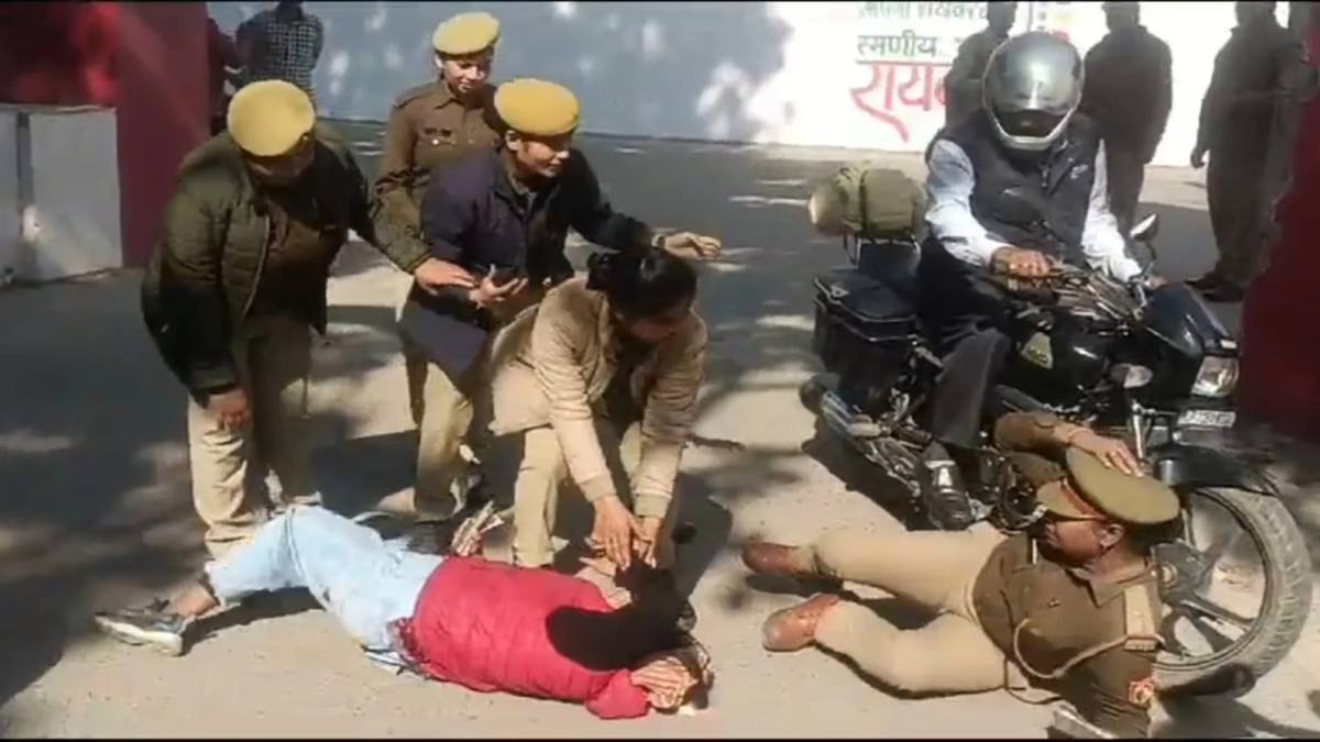 UP में ऐसे मिलता है न्याय! मारपीट की शिकायत लेकर SP से मिलने पहुंची युवती, नहीं मिलने दिया तो काटा बवाल, खाकी पर लगाए घूसखोरी के आरोप