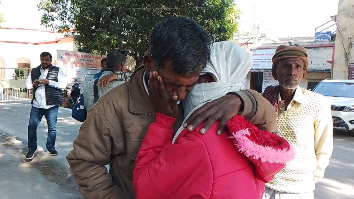 UP में सब बोल बच्चन है! महिला सुरक्षा की डींग हांकने वाली सरकार में बेटी को न्याय दिलाने भटक रहा पिता, पुलिस बोल रही- तुम्हारी ही बदनामी होगी