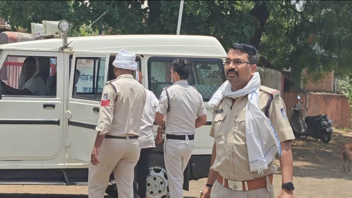 अब आया ऊंट पहाड़ के नीचे: इनामी फरार वारंटी चढ़ा पुलिस के हत्थे, 20 साल से खेल रहा था आंख मिचौली का खेल