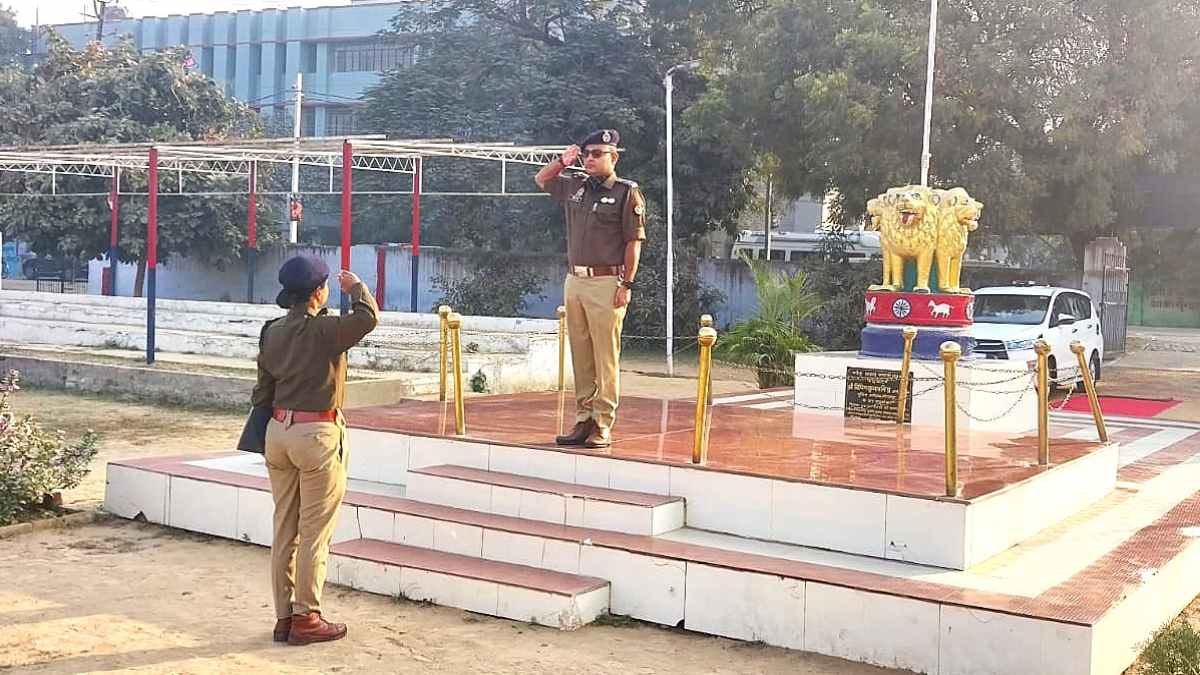 साप्ताहिक परेड में पुलिस कप्तान के हाथों मिला सम्मान, पीआरवी जवानों के खिल उठे चेहरे