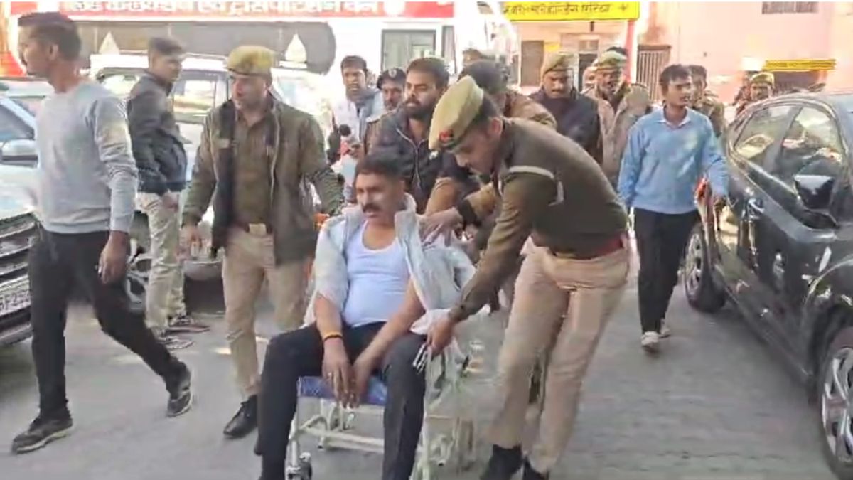 UP में खाकी भी सुरक्षित नहीं! बदमाशों ने जेलर पर किया जानलेवा हमला, गाड़ी से खींचकर निकाला, ड्राइवर को भी पीटा