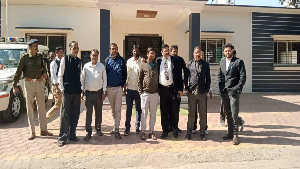 विवाद और बवाल ही बवाल… थाने पहुंचा वकील और पटवारी संघ, कार्रवाई की मांग पर अड़े दोनों पक्ष, जानें पूरा मामला
