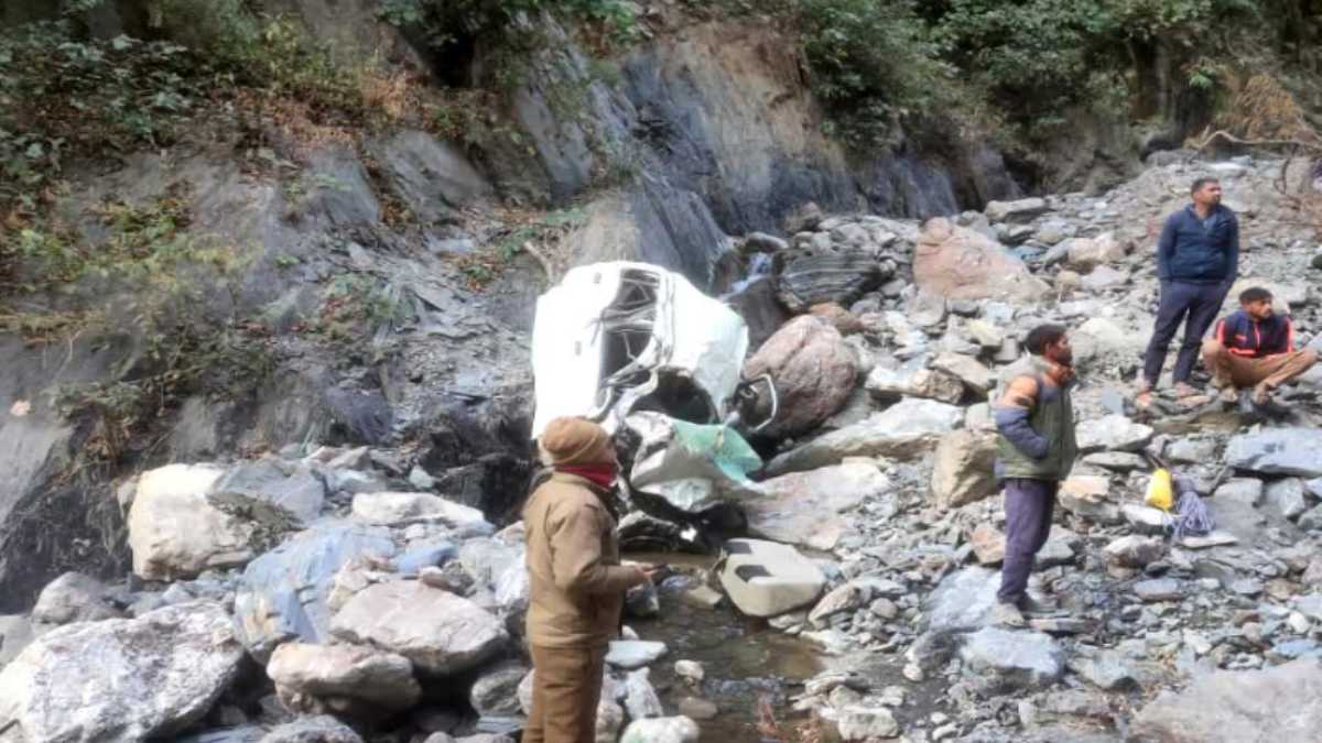 काल के गाल में समाई जिंदगी: खाई में गिरी कार, पति की मौत, पत्नी गंभीर घायल