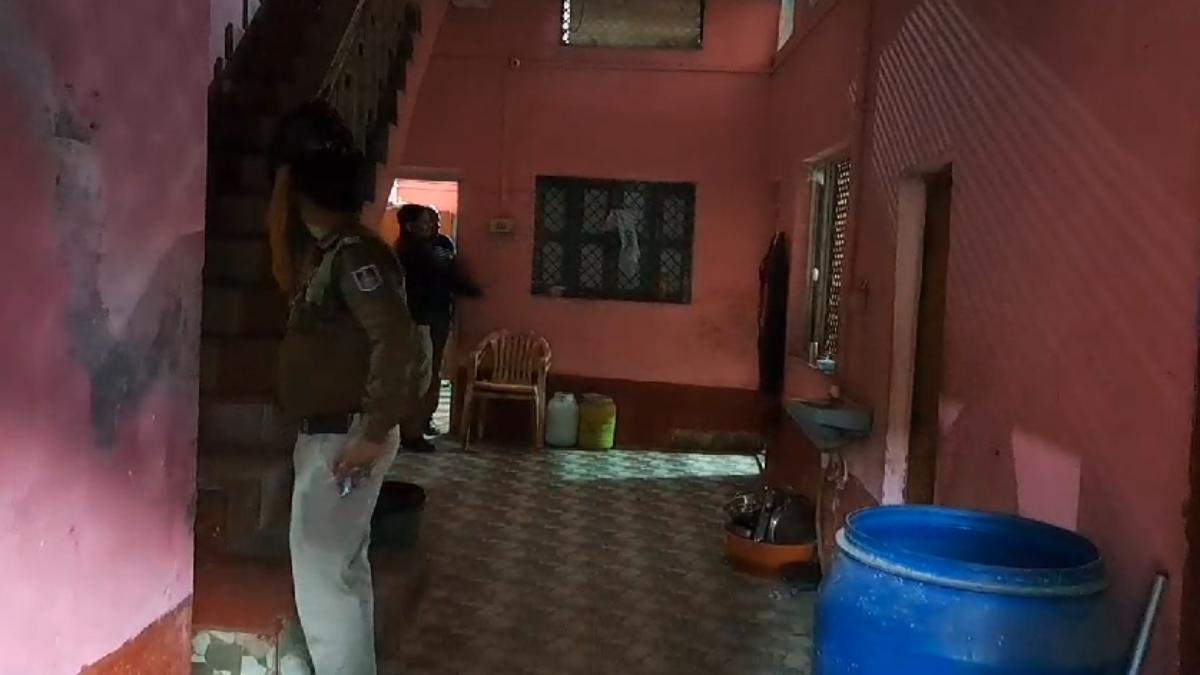 एक मकान, 6 लडकियां और 2 लड़के… नजारा देख पुलिस के उड़े होश, जानिए क्या-क्या हुआ बरामद