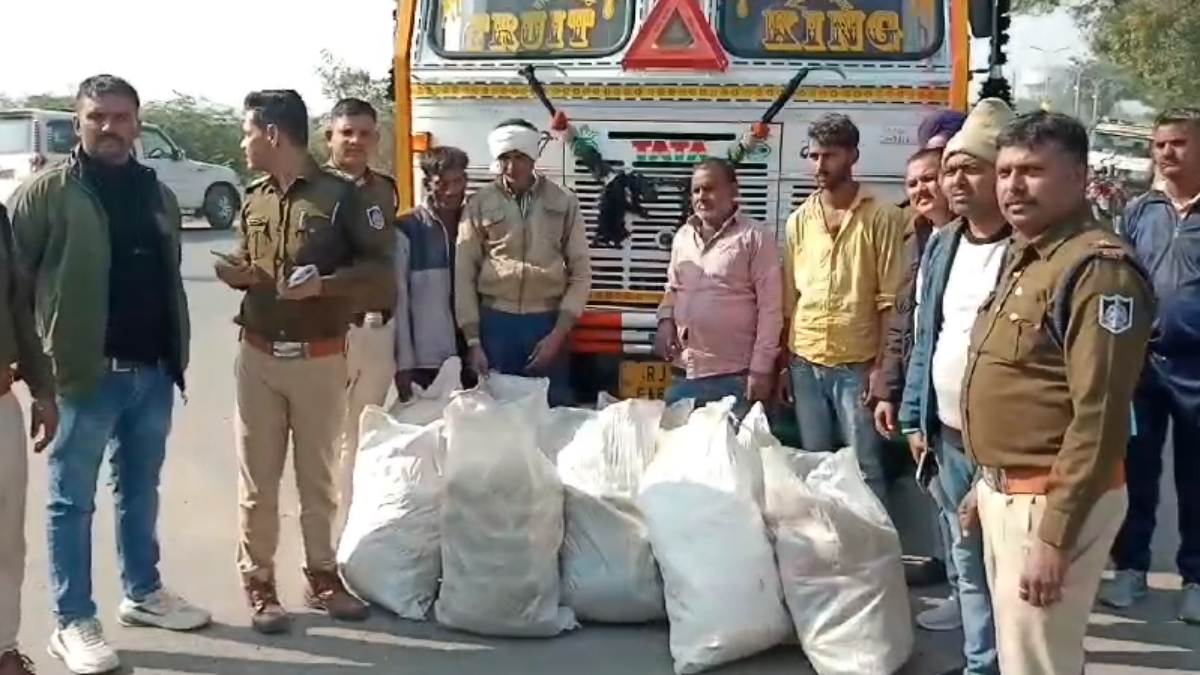 धरी रह गई तस्करों की सारी चालाकी: ट्रक के इस छोटी से जगह में छुपाया था डेढ़ क्विंटल गांजा, तरीका देख पुलिस भी रह गई दंग